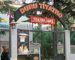 Duru Tiyatro... MAHKEME ENGELİNİ AŞTI, KAYMAKAMLIK`TA TAKILDI!