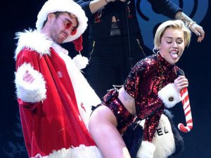 Miley Cyrus...  NOEL BABA´YI BİLE TAHRİK ETTİ!