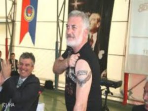 Tamer Karadağlı... ŞAŞIRTAN DÖVME!