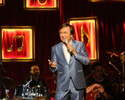 Erol Evgin... YAŞAYAN EFSANE`DEN MUHTEŞEM PERFORMANS!