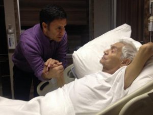 İzzet Yıldızhan... ADNAN ŞENSES`İ ZİYARETE GİTTİ, FIRÇAYI YEDİ!