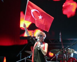 ÜNLÜ SANATÇILARLA EURO 2008 MAÇ İZLEME AKTİVİTELERİ  GÜLŞEN'LE SONA ERDİ...