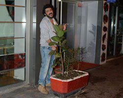 KAPIDAKİ SAKSIYA İŞEYEN OYUNCU KİM?