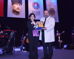 Hakan Aysev... YILBAŞI KONSERİNDE MÜZİK ZİYAFETİ VERDİ!