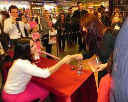 Şevval Sam... YILIN SON İMZA GÜNÜ!