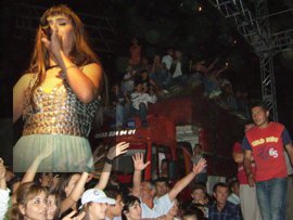 MAGAZİNKOLİK ÖZEL / Yıldız Tilbe? KARABÜKLÜLER ONU KAMYON-TRİBÜNDEN İZLEDİLER?