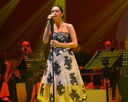 Şevval Sam... SİLAHSIZ, SAVAŞSIZ BİR DÜNYA DİLEDİ!