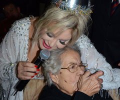 Emel Sayın... ANNESİNİ KAYBETTİ!