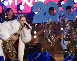 Miley Cyrus... HAYVANSEVERLERİ KIZDIRACAK!