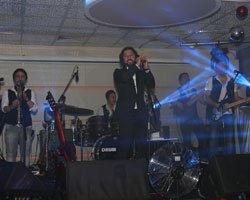 Fettah Can... ROMANTİK ÖPÜCÜK!