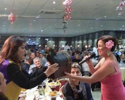 Devrim Erden... YENİ YILDA OYA AYDOĞAN`DAN SANDIK DOLUSU HEDİYE!