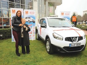 Pınar Altuğ... ÇEKİLİŞİ KAZANAN TALİHLİYE ARABASINI TESLİM ETTİ!