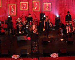 Suzan Kardeş... `BEKRİYA BAND` İLE MEST ETTİ!