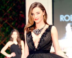 Miranda Kerr... SEKSİ MODEL MÜZİĞE GÖZ KIRPTI!