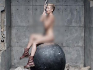 Miley Cyrus-Britney Spears...KLİPLERİNE KIRMIZI NOKTA!