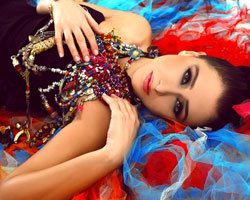 Feryal... DOĞU`NUN EZGİLERİ BATI`NIN YÜZÜYLE BİRLEŞTİ!