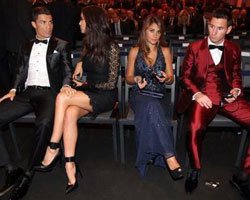 Cristiano Ronaldo... 2013`ÜN EN İYİ FUTBOLCUSU SEÇİLDİ, ÖDÜLÜNÜ SEVGİLİSİYLE PAYLAŞTI!