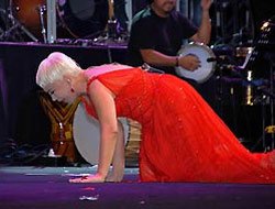 Sezen Aksu... YERLERDE YUVARLANDI!