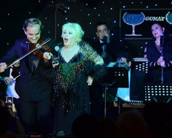 Muazzez Abacı... 2 YIL ARADAN SONRA GÜNAY SAHNESİNDE!