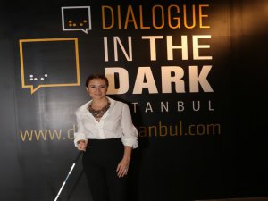 Ceyda Düvenci...`KARANLIKTA DİYALOG` UN GÖNÜL ELÇİSİ OLDU!