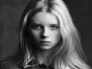 Lottie Moss...ABLASI KATE MOSS`UN İZİNDE!