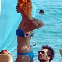 Hande Yener... BİKİNİSİYLE DÜŞMAN ÇATLATTI!