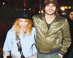 Hande Yener...YENİ YILDA,YENİ GENÇ SEVGİLİ!