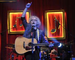 Yeni Türkü... PAZARTESİ YILDIZI!