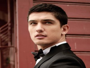 Boğaç Aksoy...`ÇILGIN DERSANE 3` ÜN YAKIŞIKLI JÖNÜ,KIVANÇ TATLITUĞ`UN TAHTINA ADAY GÖSTERİLİYOR!