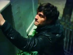 Çağatay Ulusoy... BALKONDAN DÜŞTÜ!