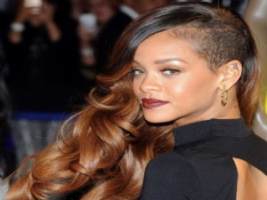 Rihanna...SEKSİ YILDIZIN ŞAŞIRTAN `TWİTTER` TAKİBİ!