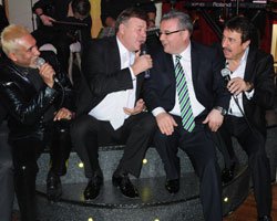 Ahmet Selçuk İlkan... ÜNLÜLER KOROSU!