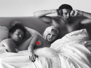 Miley Cyrus...AYKIRI ŞARKICI GENE SOYUNDU! HANGİ TÜRKLE YATAĞA GİRDİ?