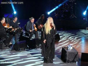 Zerrin Özer... DOYUMSUZ MÜZİK ZİYAFETİ!