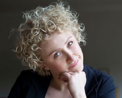 Romina Özipekçi... YAZILI BASINA EL ATTI!