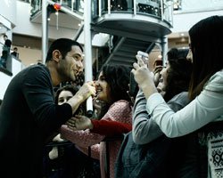 Keremcem... GENÇ KIZLARIN İLGİSİ UTANDIRDI!