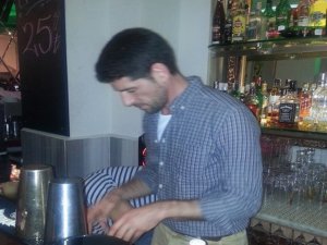 Cemal Hünal...ÜNLÜ OYUNCUNUN ELİNDEN KOKTEYL İÇMEK İSTER MİYDİNİZ?