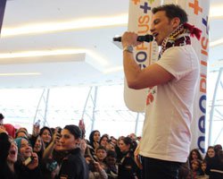 Sinan Akçıl... YAKIŞIKLI POP YILDIZI BAYAN HAYRANLARININ ELİNDEN ZOR KURTULDU!