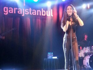 Ece Gürsel...`SADECE` DEDİ, ALBÜM TANITIMINDA ORTALIĞI YIKTI GEÇTİ!