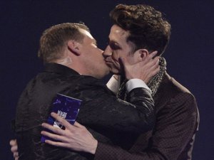 `2014 BRİTT ÖDÜL TÖRENİ`Nİ SARSAN SKANDAL ÖPÜCÜK!