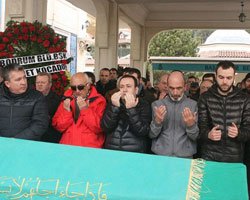 Özgür Aras... ANNESİNİ SON YOLCULUĞUNA UĞURLADI!