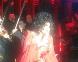 Bülent Ersoy... CAHİDE`DE SAHNE ALDI, YAPIMCISIYLA BUZLARI ERİTTİ!