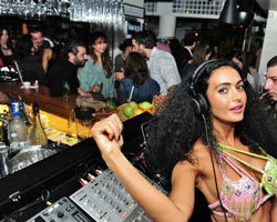 Dora Ercan... BAŞARILI ORYANTAL DJ KABİNİNDE!