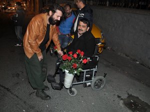 Halil Sezai... KIRMIZI GÜLLERİ ALDI, SIRA AŞK`TA!