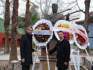 Özay Gönlüm...EGE TÜRKÜLERİNİN YARENİ,ÖLÜMÜNÜN 14.YILINDA ANITI BAŞINDA ANILDI!