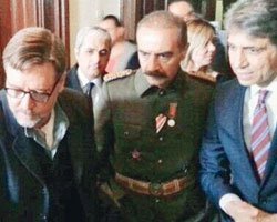 Russell Crowe... SET YASAKLARINI KİM DELDİ?