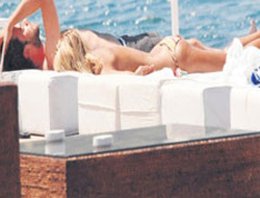 Demet Akalın; bu kız gündem yaratmayı biliyor... BU KEZ DE ÜSTSÜZ YAKALANDI...