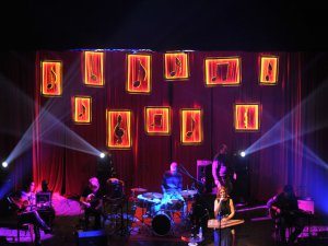 Birsen Tezer.. KONSERİNDE  "İKİNCİ CİHAN" YAŞATTI!..