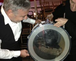 Cenk Eren... DAVULUN İÇİNE YAVRULAYAN KEDİYİ SAHİPLENDİ!