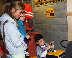 Çağla Şikel... ÇOCUKLARLA ÇOCUK OLDU!